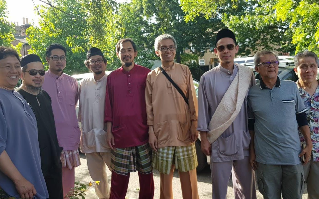 MAUK members standing together in traditional Malay clothing